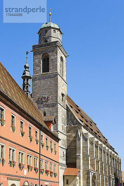 Deutschland  Bayern  Dinkelsbühl  Glockenturm des Münsters St. Georg gegen klaren Himmel