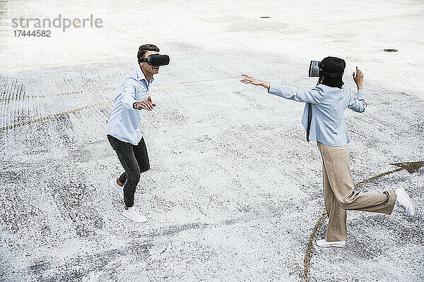 Männliche und weibliche Kollegen nutzen Virtual-Reality-Headset auf dem Dach