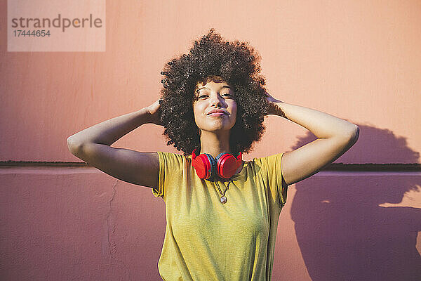 Porträt einer selbstbewussten jungen Frau mit Afro-Frisur