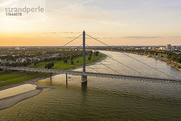 Deutschland  Nordrhein-Westfalen  Düsseldorf  Luftaufnahme der Oberkasseler Brücke bei Sonnenuntergang