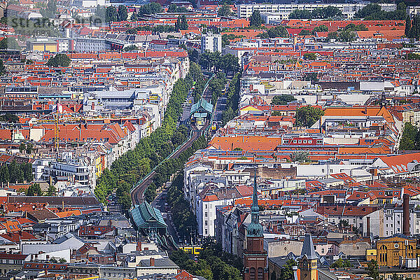 Deutschland  Berlin  Luftaufnahme eines Wohnviertels mit Bahngleisen in der Mitte
