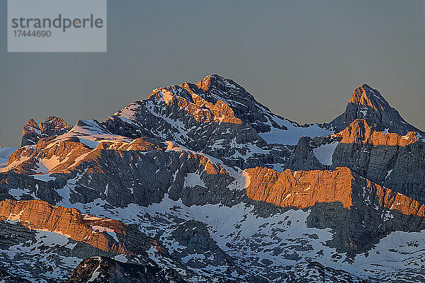 Malerischer Blick auf die Chiemgauer Alpen im Winter