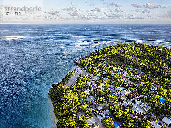 Malediven  Meemu Atoll  Mulah  Luftaufnahme einer bewohnten Insel im Indischen Ozean
