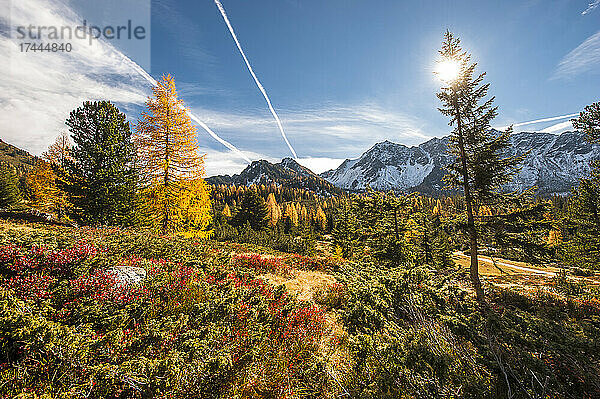 Die Sonne scheint über der malerischen Herbstlandschaft der Ennstaler Alpen