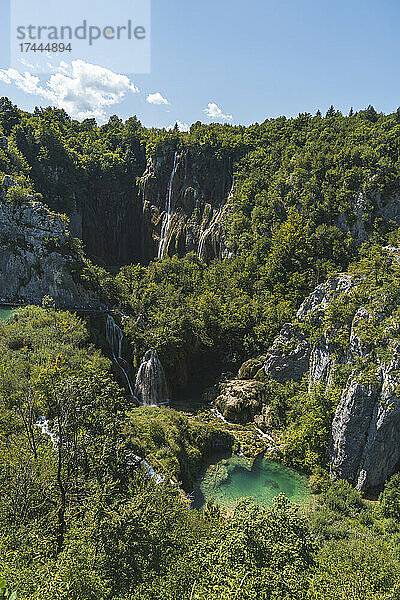 Malerische Aussicht auf den Wasserfall und den kleinen See im Nationalpark Plitvicer Seen