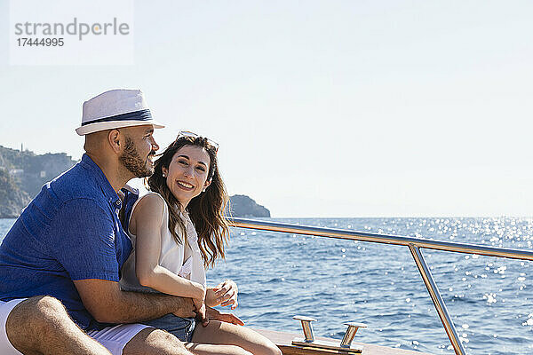 Paar genießt eine Motorbootfahrt an einem sonnigen Tag