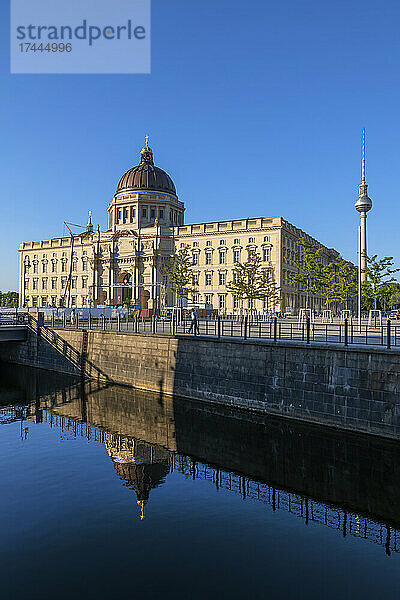 Deutschland  Berlin  Spreekanal mit dem Berliner Schloss im Hintergrund