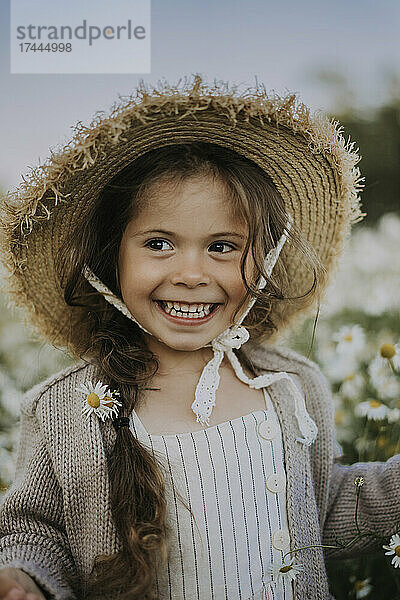 Lächelndes Mädchen mit Blume im Haar