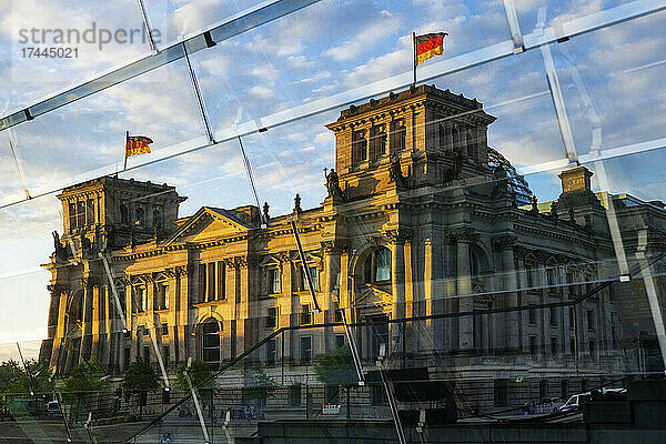 Deutschland  Berlin  Spiegelung des Reichstagsgebäudes in der Abenddämmerung