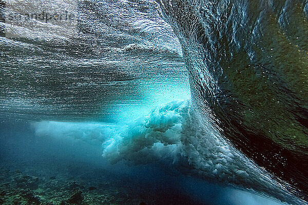 Wellen plätschern unter Wasser
