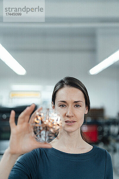 Weibliche Designprofi hält 3D-Drohne in der Werkstatt