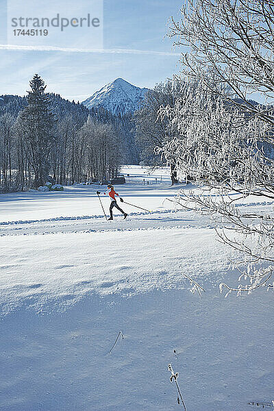 Reife Frau fährt im Urlaub Ski auf Schnee