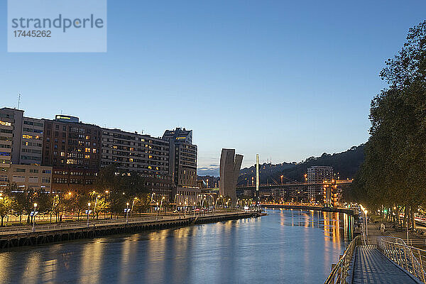 Spanien  Biskaya  Bilbao  Langzeitbelichtung des Kanals des Flusses Nervion in der Abenddämmerung