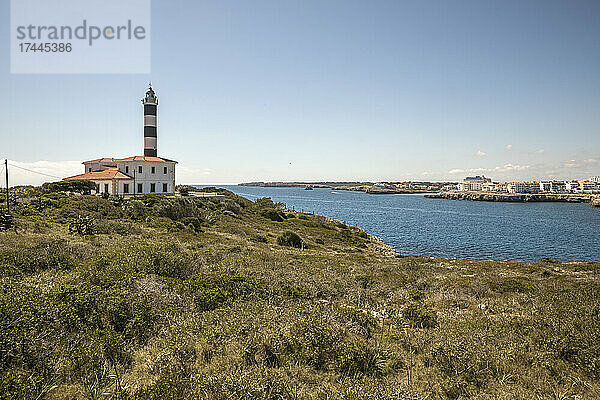 Spanien  Balearen  Porto Colom  Leuchtturm von Portocolom vor klarem Himmel