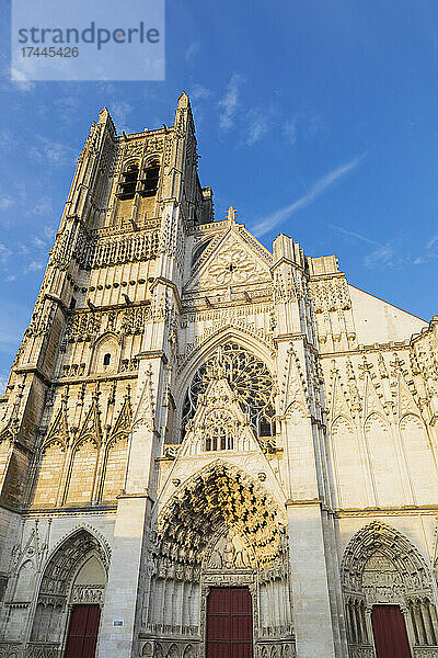 Frankreich  Departement Yonne  Auxerre  reich verzierte Fassade der Kathedrale von Auxerre