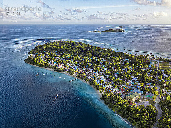 Malediven  Meemu Atoll  Mulah  Luftaufnahme einer bewohnten Insel im Indischen Ozean