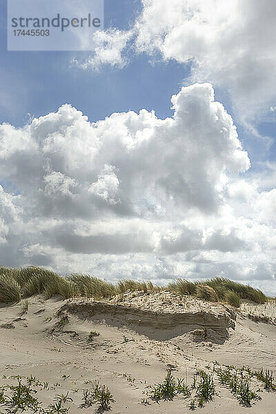 Sommerwolken über Stranddünen