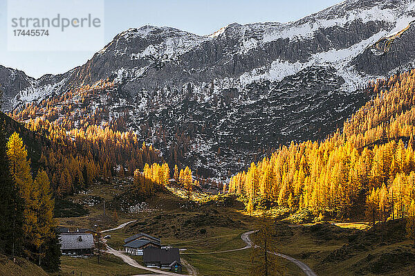 Bauernhäuser in den Ennstaler Alpen in der Herbstdämmerung