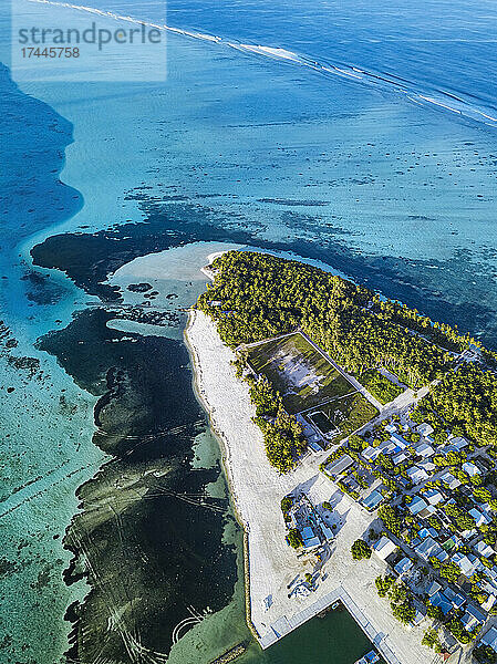 Malediven  Meemu Atoll  Veyvah  Luftaufnahme einer kleinen bewohnten Insel im Indischen Ozean