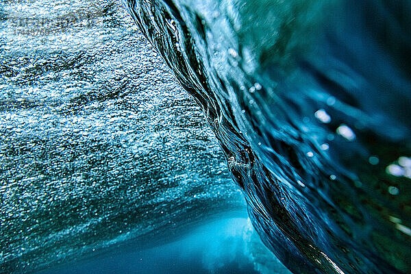 Blasen und Wellen unter Wasser