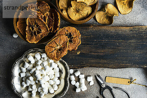 Gedörrtes Obst und Mini-Marshmallows auf Vintage-Holzbrett