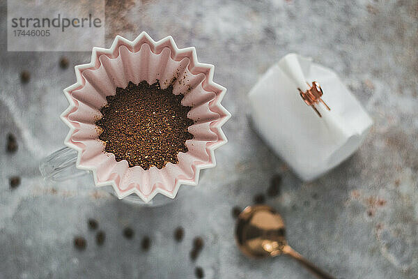 Origami-Kaffeefilter mit Kaffeepulver