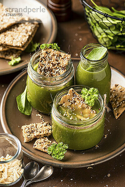 Gazpacho aus grünen Bohnen und Spinat serviert mit Saatencrackern