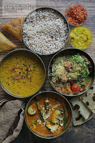 Südasiatische Currys mit Reis