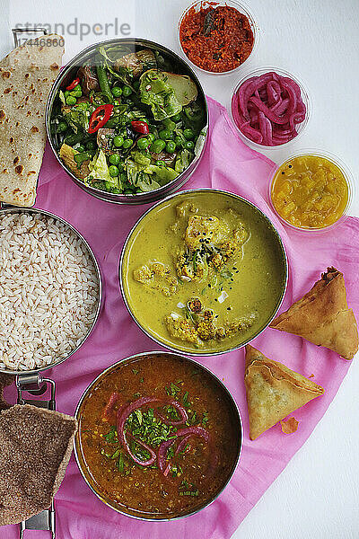 Blumenkohl-Curry mit Salat und Reis