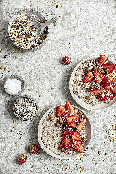 Porridge mit Erdbeeren und Haselnüssen