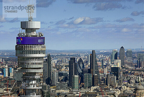 Großbritannien  London  Wolkenkratzer der City of London mit dem BT Tower im Vordergrund