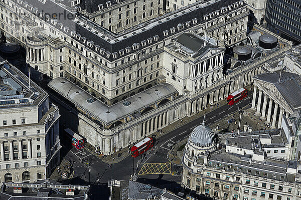 Großbritannien  London  Luftaufnahme der Bank of England und Busse auf der Straße