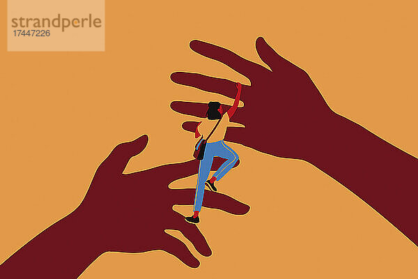 Junge Frau klettert auf helfende Hände