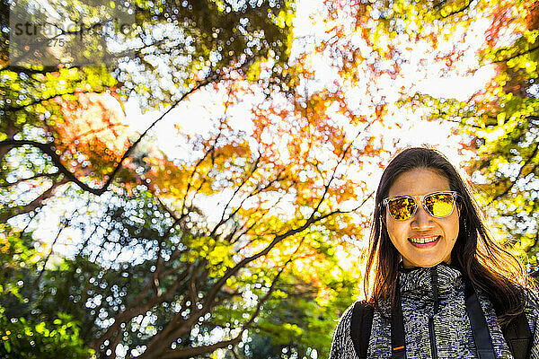 Porträt einer Frau gegen Herbstbäume