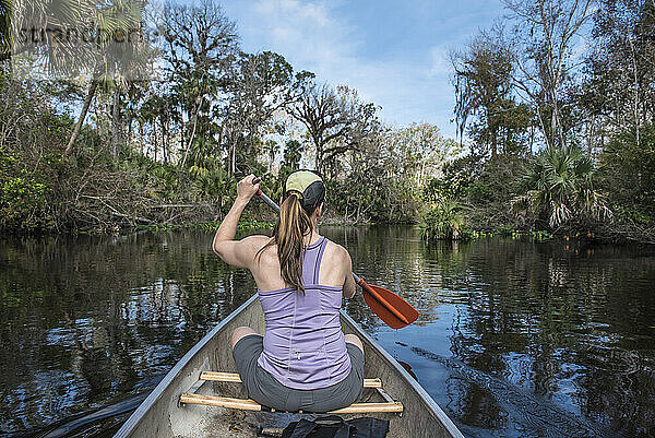Eine Frau fährt Kanu im Wakiwa Springs State Park in Florida.