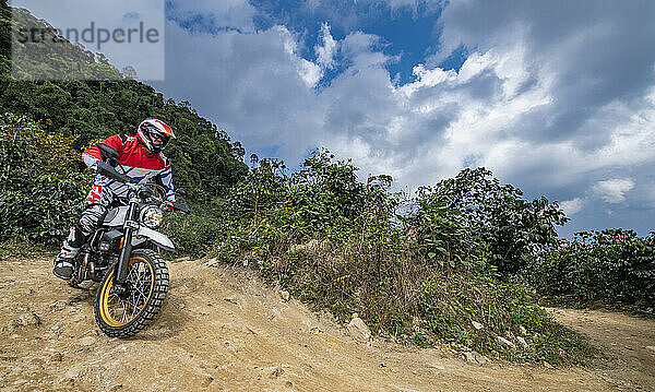 Älterer Erwachsener fährt mit seinem Dirtbike in den Hügeln rund um Chiang Mai