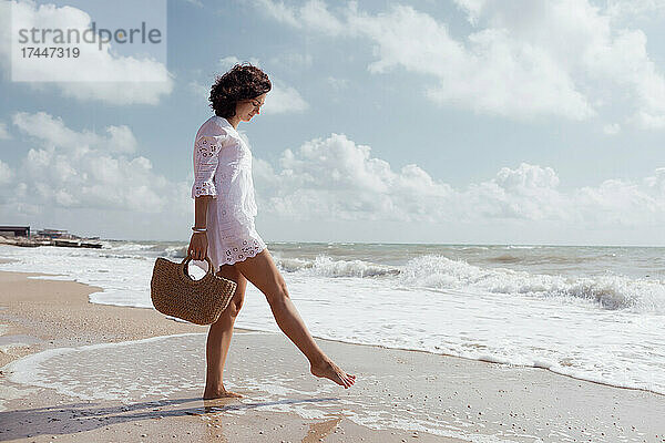 Als freie Frau am Meer vergnügt sie sich und spielt mit den Wellen