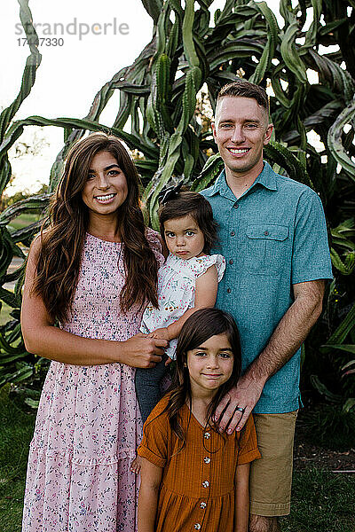 Porträt einer Militärfamilie im Desert Garden in San Diego