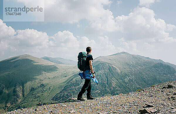 Mann auf dem Gipfel des Snowdonia an einem schönen sonnigen Tag in Wales