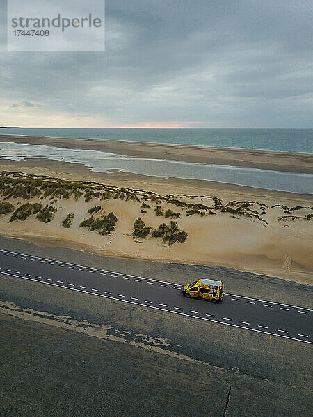 Wohnmobil auf der Zeeland Empty Road in der Nähe der Nordsee  Luftdrohne