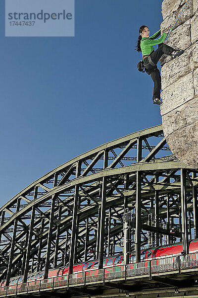 Bergsteigerin auf der Hohenzollernbrücke in Köln