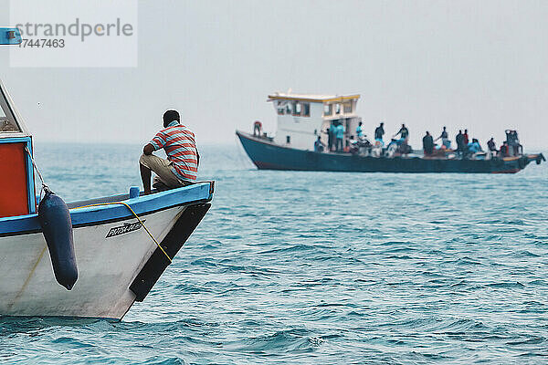 Mann in einem Boot  Indischer Ozean  Malediven