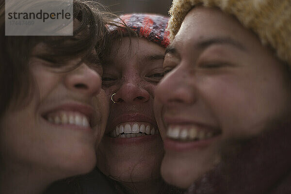 Drei süße  glückliche Frauen lachen und lächeln für ein Selfie im Winter in Europa