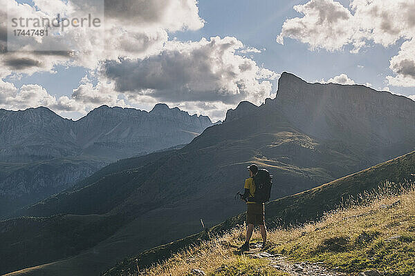 Mann mit Rucksack beim Wandern in den Bergen  Pyrenäen  Spanien
