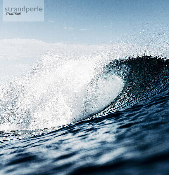 Welle bricht auf der Meeresoberfläche  Röhre  aggressiv  blau