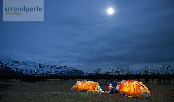 Gruppe von Freunden campen auf dem Campingplatz in Skaftafell
