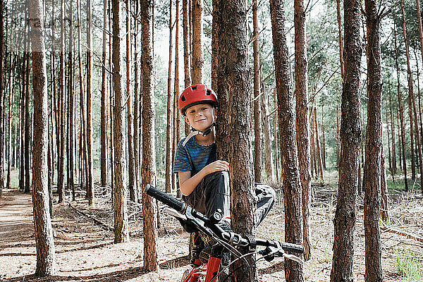 Junge saß auf dem Fahrrad seines Vaters bei einer Waldradtour