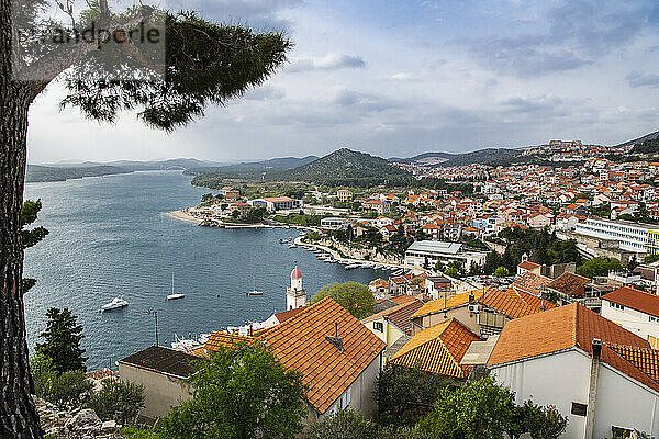 Erhöhter und malerischer Blick auf die kroatische Stadt Sibenik