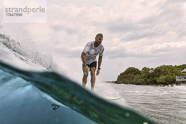 Surfer auf einer Welle  Malediven  Indischer Ozean