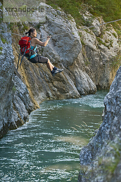 Frau überquert Fluss auf Tiroler Traverse in der Verdon-Schlucht